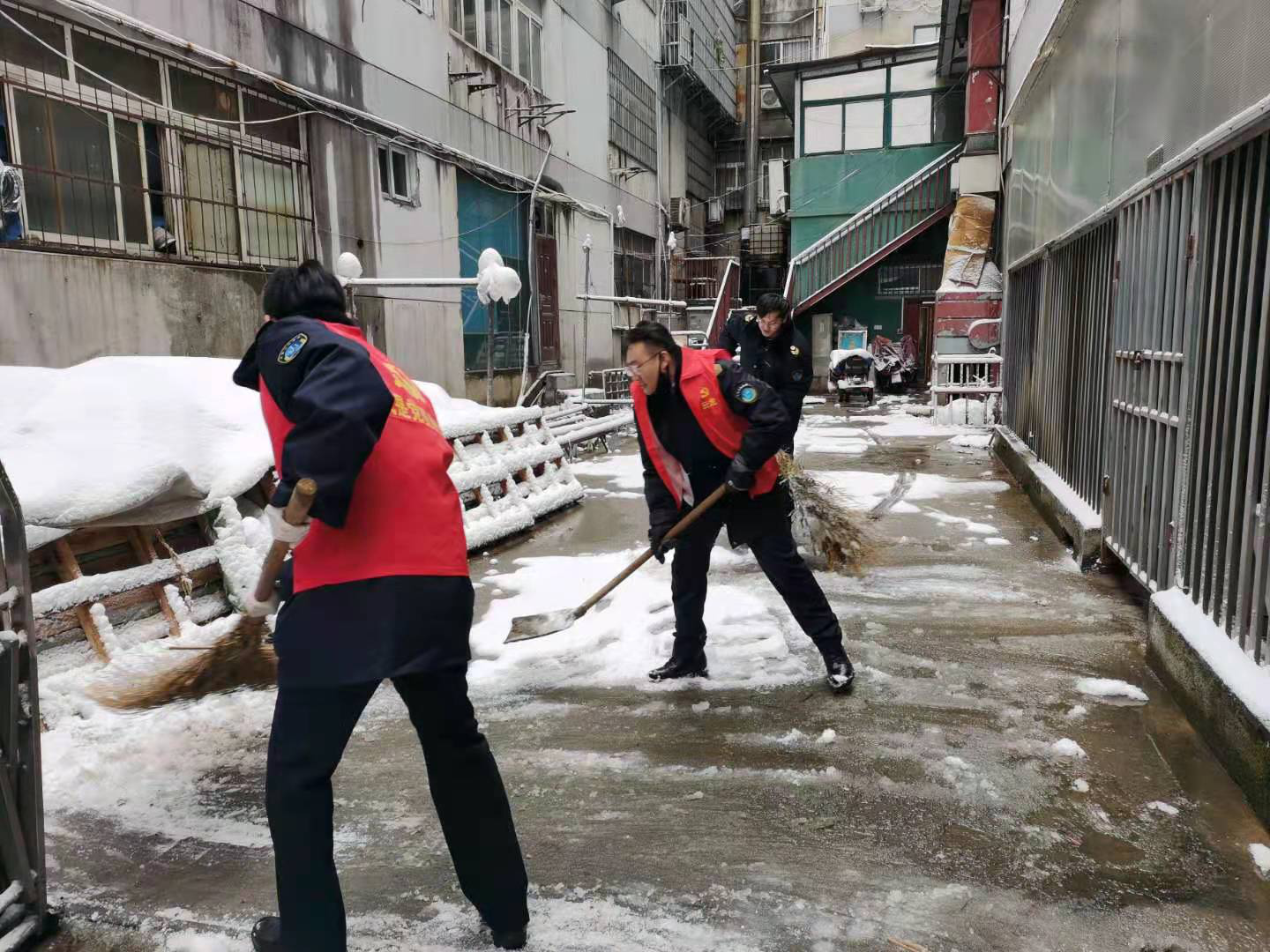 除雪化冰保畅通——云龙区卫生监督所积极到社区参加劳动.png