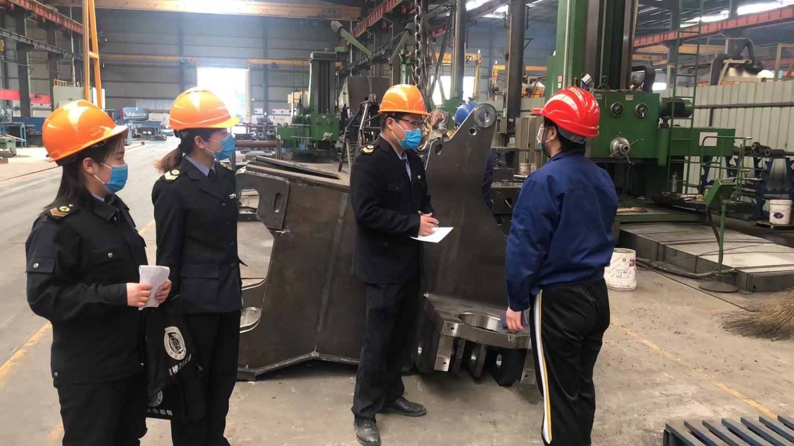 8鼓楼区卫生监督所开展复工复产企业疫情防控监督检查刘童 (2).jpg