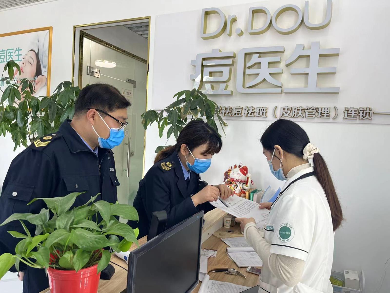 8鼓楼区卫生监督所开展美容美发行业复工复产“回头看”专项行动刘若钶.jpg 8鼓楼区卫生监督所开展美容美发行业复工复产“回头看”专项行动刘若钶.jpg