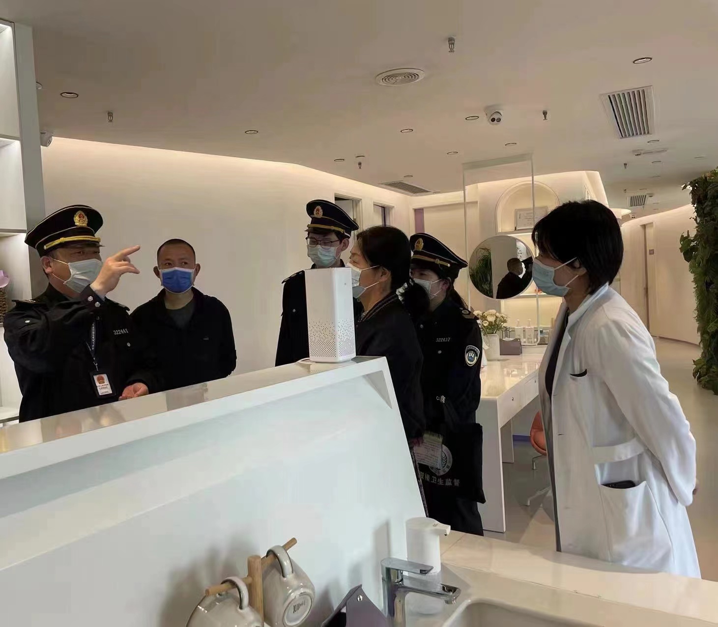 鼓楼区卫生监督所联合多部门开展医疗美容行业专项监督检查 (1).jpg